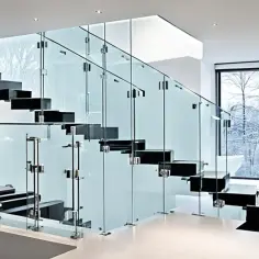 Jakie szkło na balustrady wewnętrzne zapewnia bezpieczeństwo i styl?