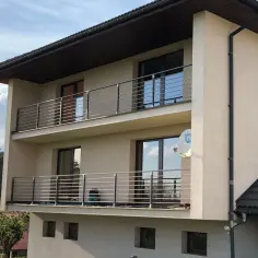 Jaka wysokość balustrady na balkonie zapewnia bezpieczeństwo dzieci?
