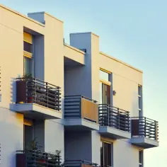 Ile kosztuje balustrada na balkon? Ceny i materiały, które zaskoczą
